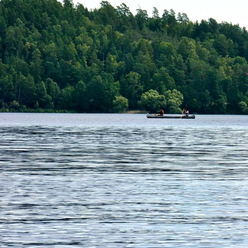 Kanot ute på vattnet i fjärran.
