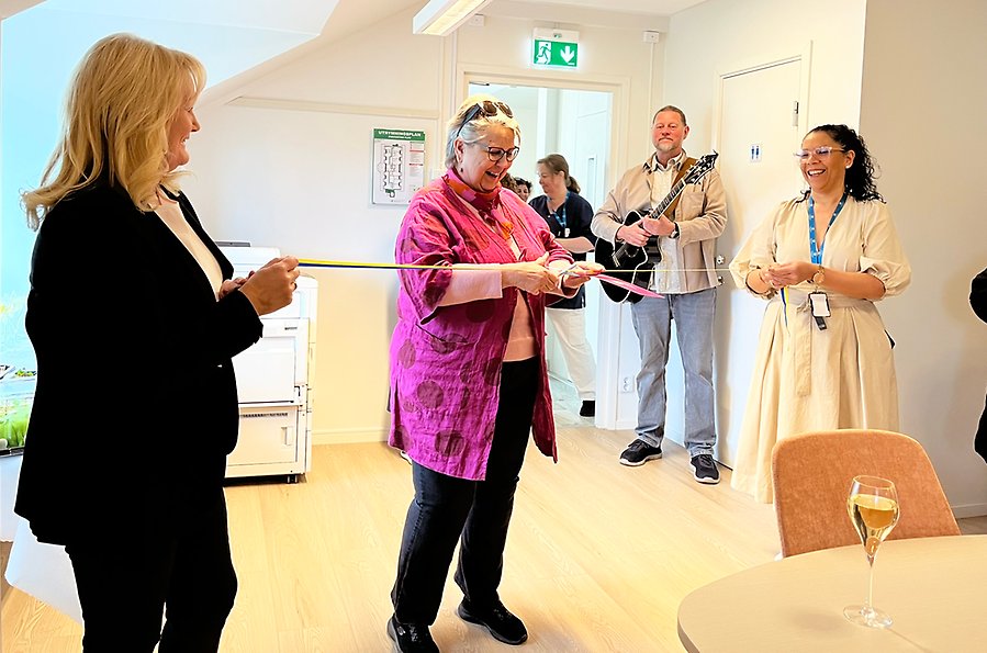 Bild på Carina, Barbro och Rosa när Barbro i mitten klipper band. 