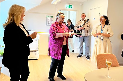 Bild på Carina, Barbro och Rosa när Barbro i mitten klipper band. 