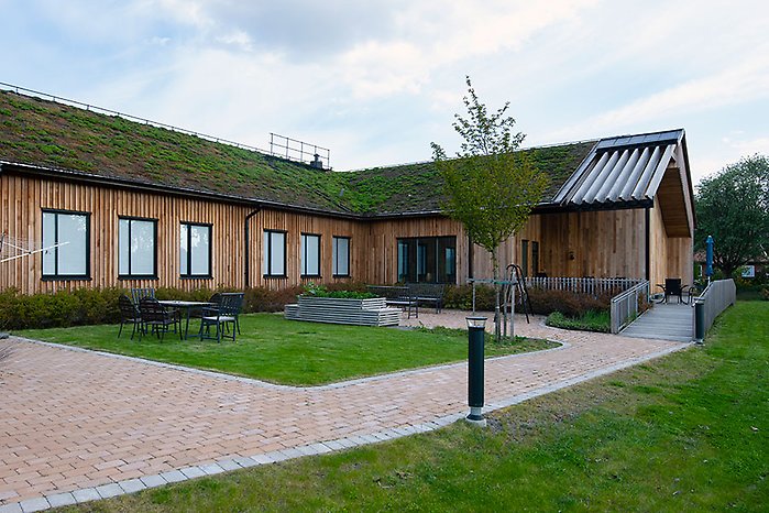 Ett bord och flera stolar utomhus.