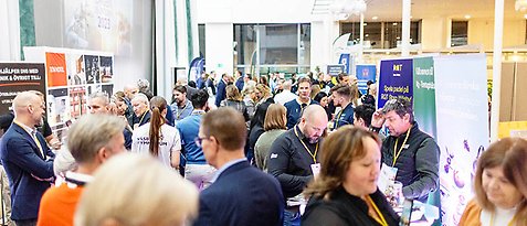 Bild på personer som besöker Näringslivsdagen 2024.